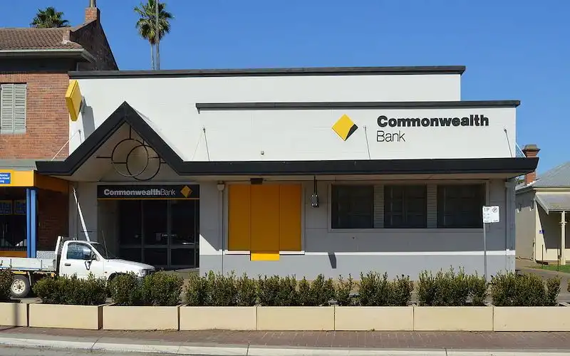 Commonwealth Bank slashes variable home loan rates, hikes fixed rates
