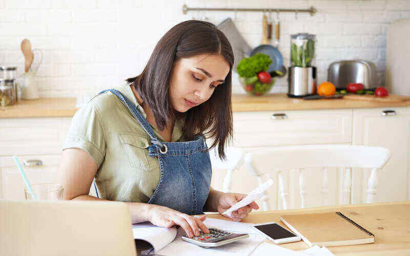 Almost a quarter of Aussies are falling short of meeting household expenses