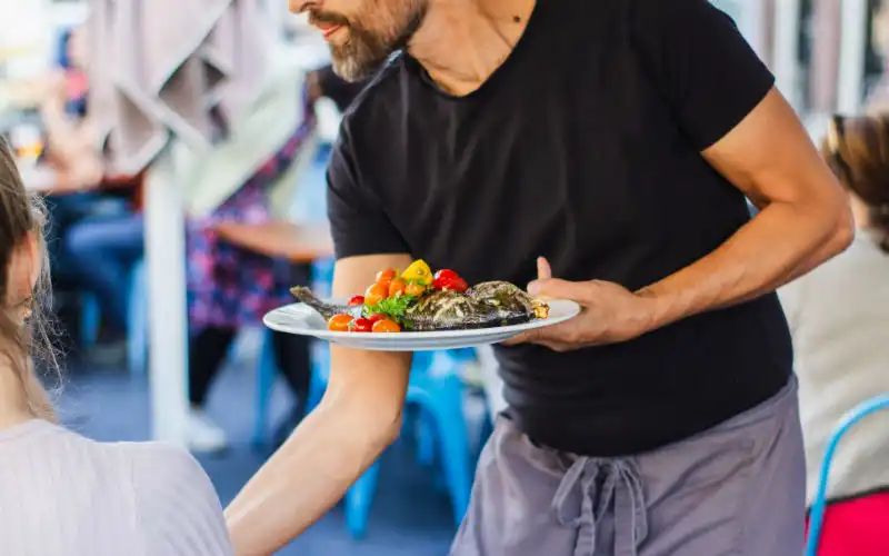 Retail jobs and hours worked down despite penalty rate cuts