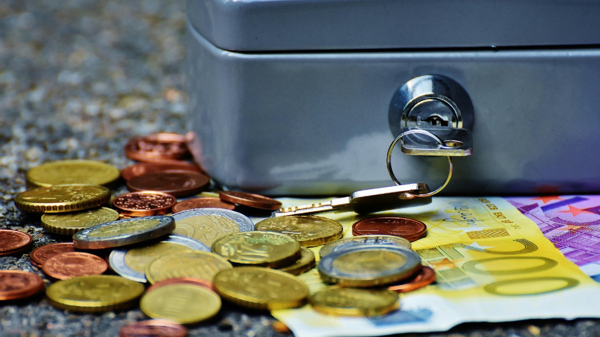 CBA leads term deposit rate cutters