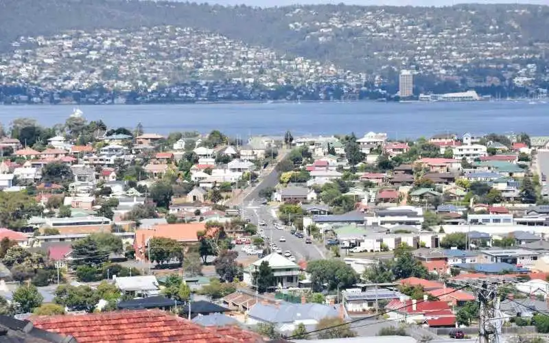 Average home price rises 0.8% to $689k