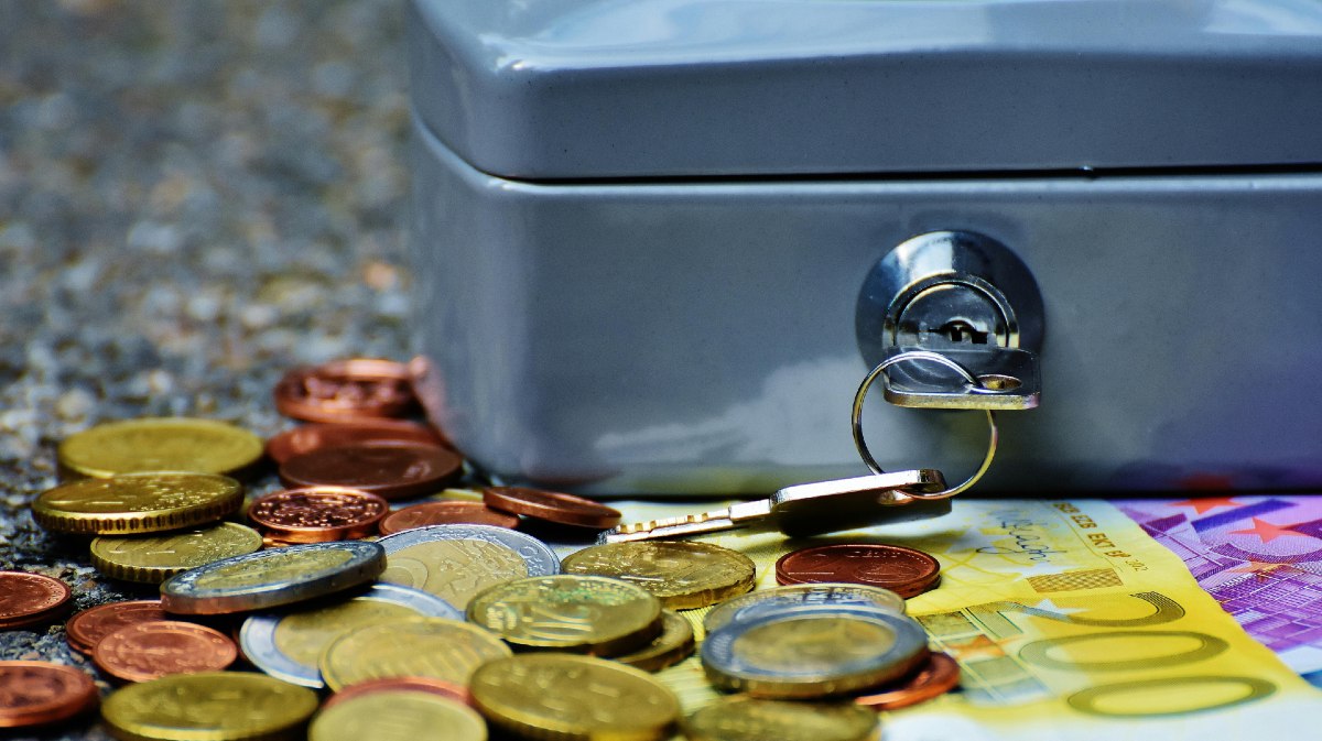 NAB, Macquarie lead term deposit rates lower