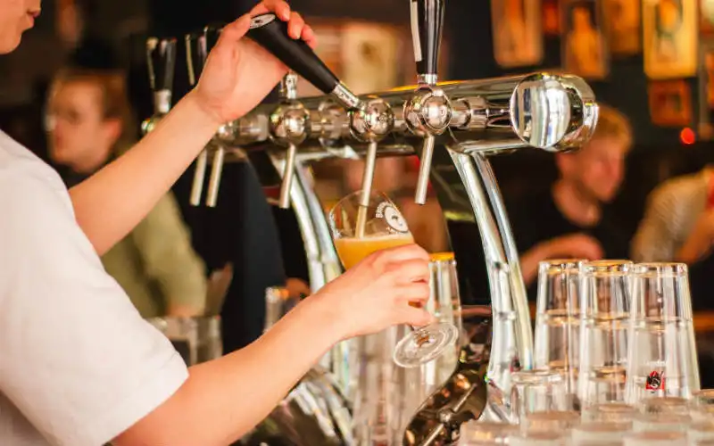 Last drinks called for stingy mates: 70% of us say buying drinks is “financially unfair”
