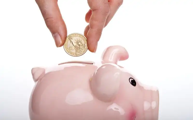 Aussies deposit $30 billion into savings