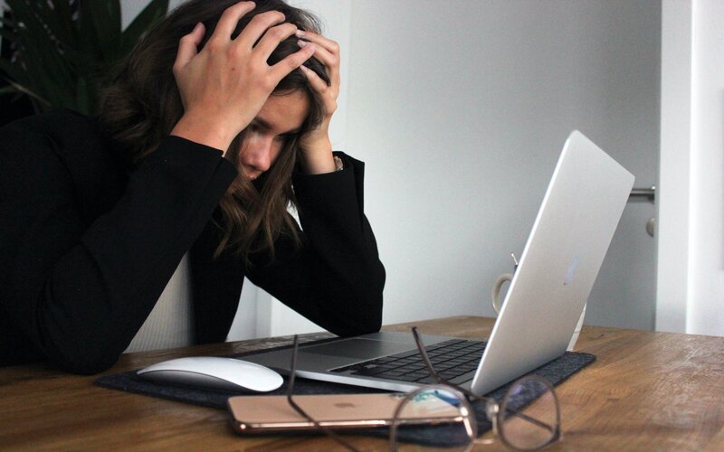 Interest rate hikes, no pay rises, could plunge more Aussies into mortgage stress
