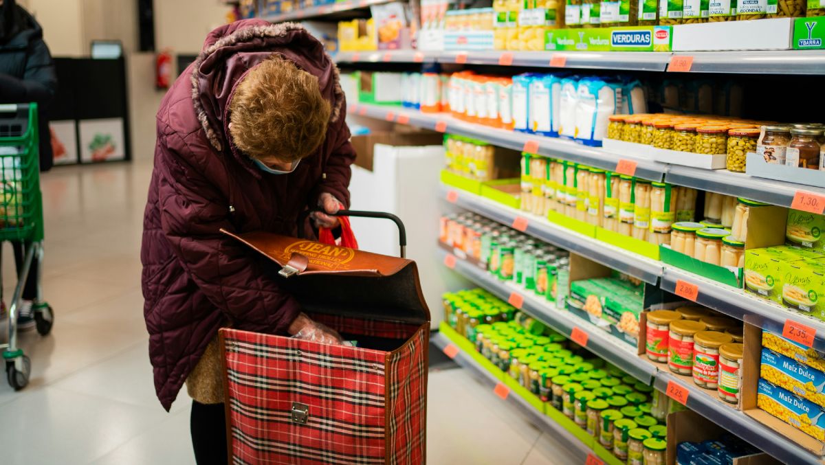 Inflation plunges to 2.7%