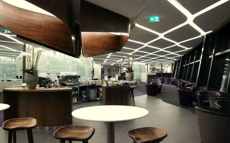 Which credit cards have airport lounge access?