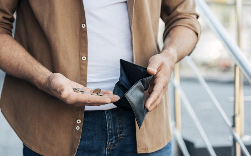 Consumers wind back spending as family budgets are snipped by rising rates