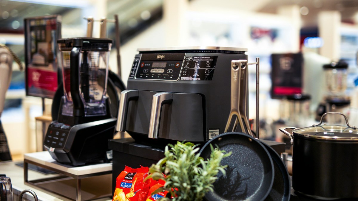Retail trade surges in Q4 as easing price pressures fuel spending
