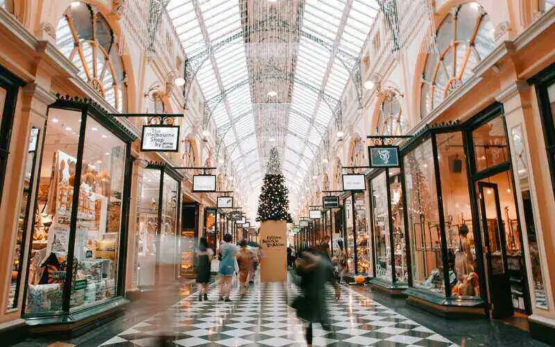 Aussies not tightening their purse strings yet as household spending increases