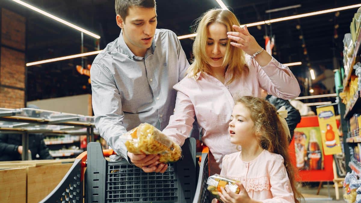 Household spending rises again