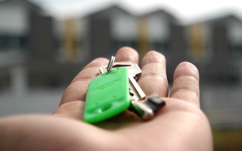 Investment lending bucks trend, nears record-high