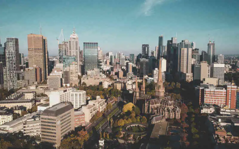 Melbourne and Sydney apartment rents fall 2% during COVID-19